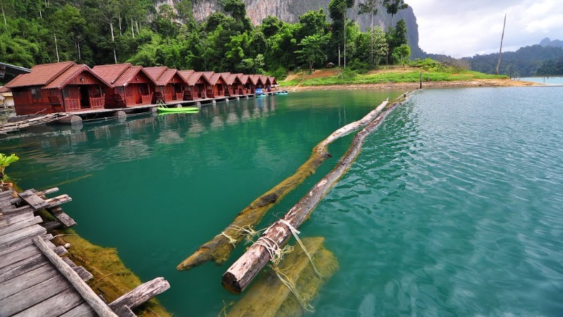 ที่พักกลางน้ำ